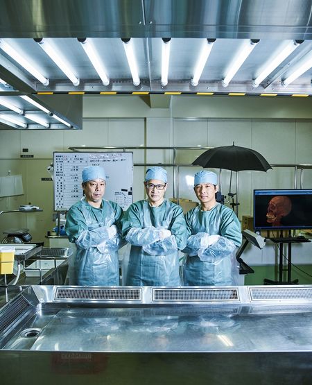 解剖室での飯野教授(中央)と中留准教授(左)、ブータンからの留学生ダワ・ザンボ(右)。