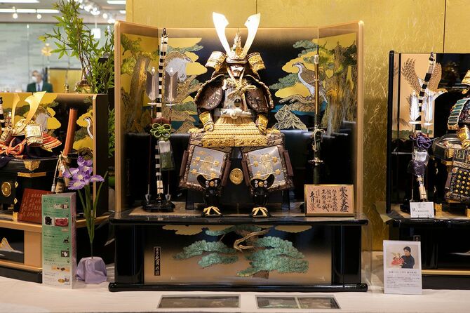 久月浅草橋総本店で長年売れ続けているという「彫金仁王大鎧木製二段飾り」
