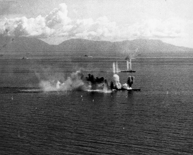 1944年10月24日、シブヤン海で戦艦武蔵 （前景） と駆逐艦を攻撃する米海軍第38任務部隊の航空機。（写真＝U.S. Navy photo／CC-PD-Mark／Wikimedia Commons）