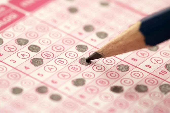 マーカー式のテストと鉛筆