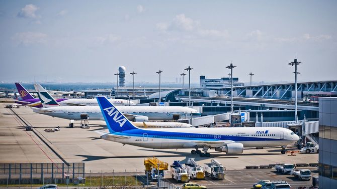 手前にANA機、関西国際空港にて