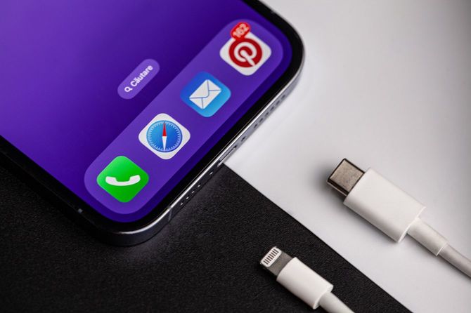 iPhoneとライトニングケーブルとUSB-Cケーブル