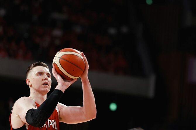 バスケット男子／フリースローを放つホーキンソン