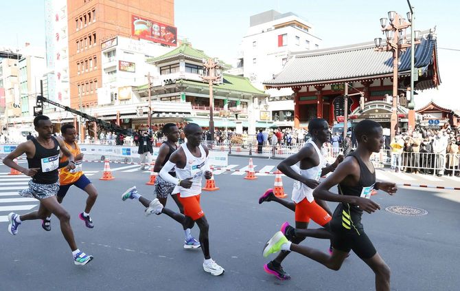 浅草寺の雷門前を通過するエリウド・キプチョゲ（右から3人目、ケニア）ら＝2022年3月6日、東京都台東区［代表撮影］