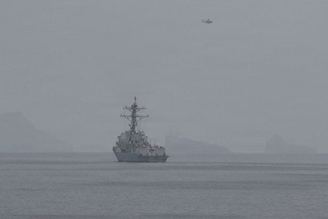 2026年4月11日、米海軍のミサイル駆逐艦2隻が作戦を展開する中、米中央軍の部隊はホルムズ海峡での機雷除去に向けた環境整備を開始した