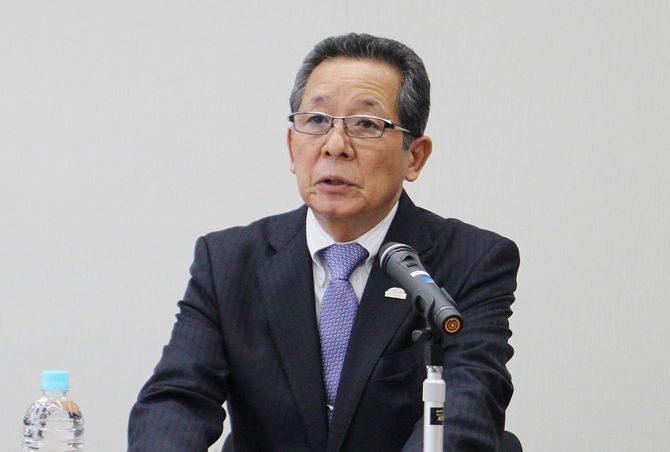 記者会見するトヨタ自動車の河合満副社長(当時)