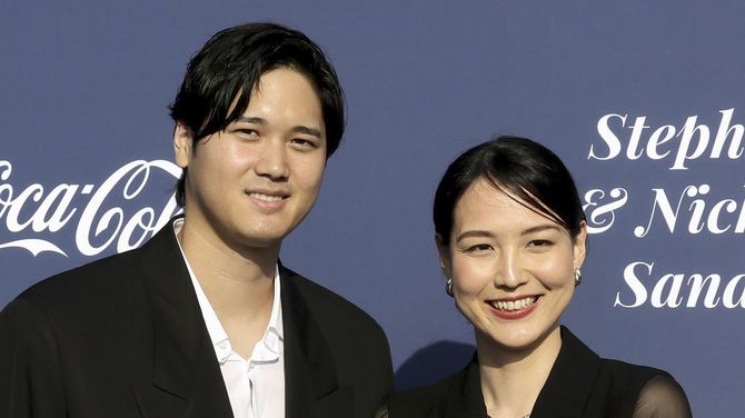 ドジャースタジアムで行われたチャリティーイベントに出席した米大リーグ、ドジャースの大谷翔平選手と妻真美子さん＝2024年5月、ロサンゼルス