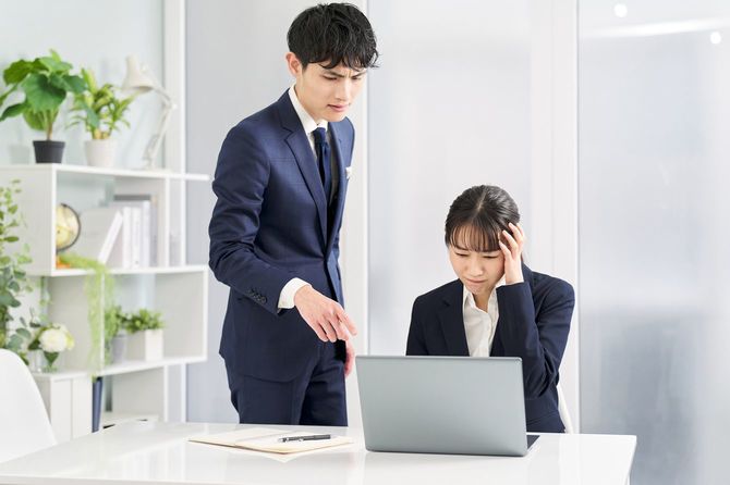 職場での問題で責められるビジネスウーマン