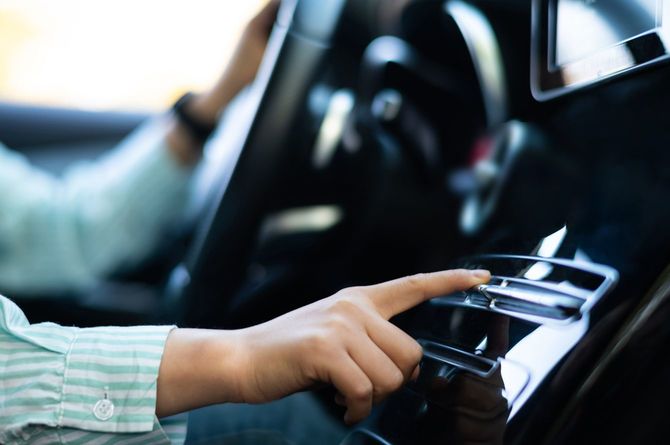 車を運転する女性