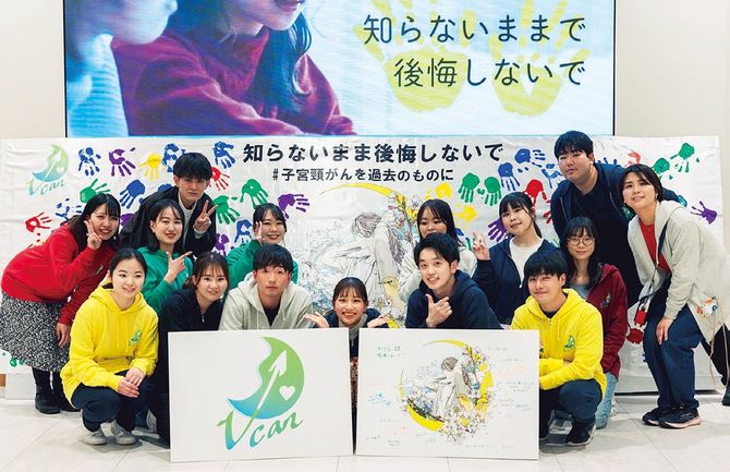 Vcanの仲間たちと。中央が中島さん。