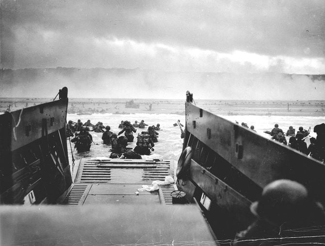 1944年6月6日、LCVP（車両人員揚陸艇）からオマハ・ビーチに上陸するアメリカ陸軍第1師団の兵士たち