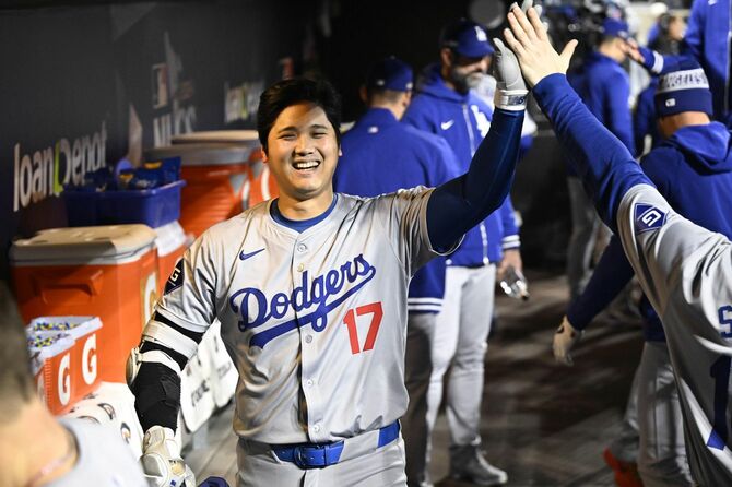 米大リーグ、メッツとのナ・リーグ優勝決定シリーズ第4戦の1回、2試合連続本塁打となる先制ソロを放ったドジャース・大谷翔平=2024年10月17日、ニューヨーク