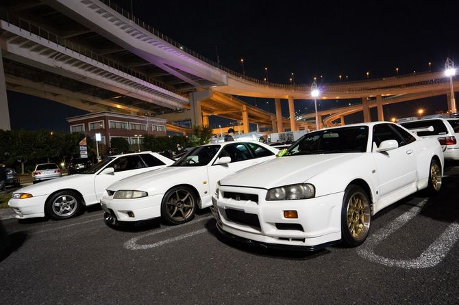 これらは3台とも外客に人気のレンタカー。このスカイラインGT-Rに乗って大黒PAに自ら運転してゆくことが海外の車好きにはぜひかなえたい「夢」なのである