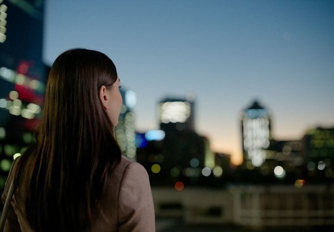 都会の夕暮れとビジネスウーマン