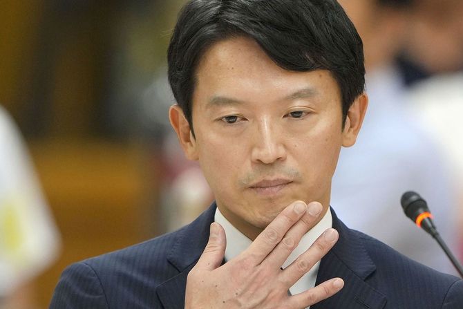 兵庫県議会の百条委員会で顔に手を当てる斎藤元彦知事＝2024年8月30日