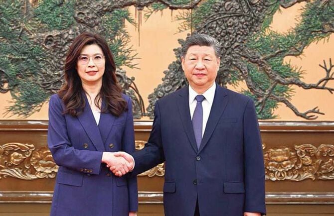 習近平総書記（右）と鄭麗文主席