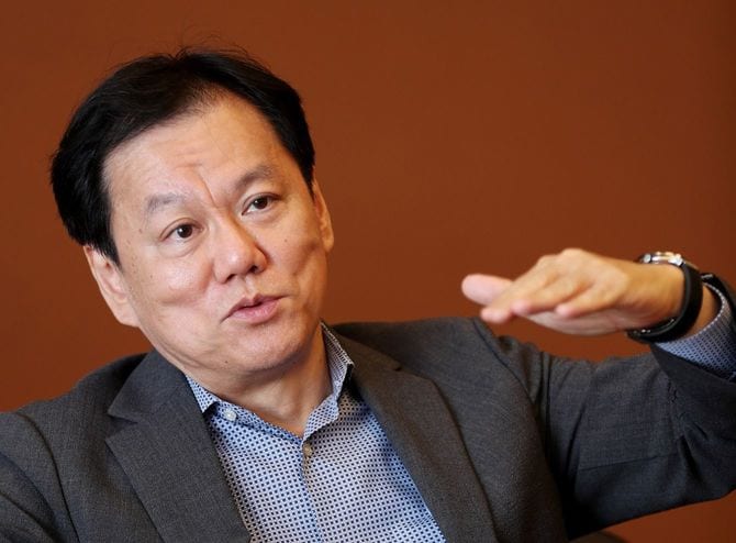 インタビューに答えるみずほフィナンシャルグループの坂井辰史社長=2020年6月3日、東京都千代田区の同本社