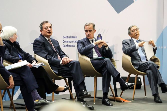 2017年11月14日、独のフランクフルトで開催された中央銀行の会議にて。(左から)イエレンFRB議長、ECBドラギ、BOEカーニー、日銀黒田の各総裁。2020年11月12日にECBが開催した同様のパネル・ディスカッションには、黒田日銀総裁の姿はなかった