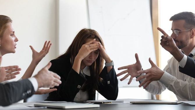 仕事中の喧嘩にうんざりする女性