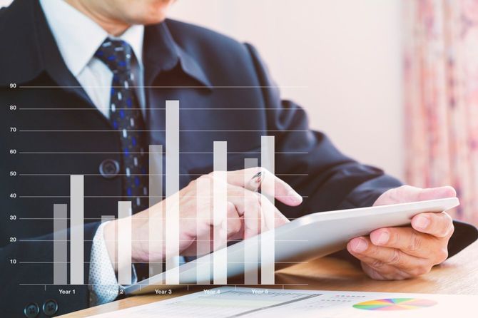 業績と投資収益率を評価するビジネスマン