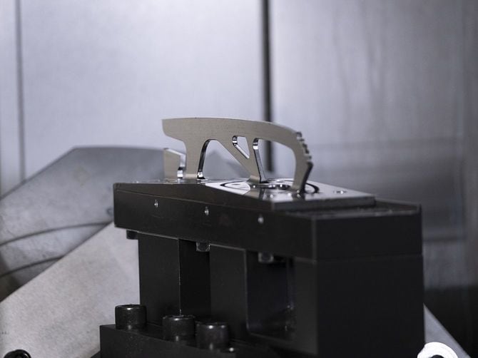 加工途中のブレード。1つにかかる加工時間は、現在5～6時間にまで短縮した