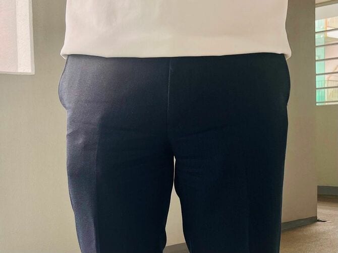 右ポケットに財布、左はなし。膨らみでポケット口が右だけ割れている