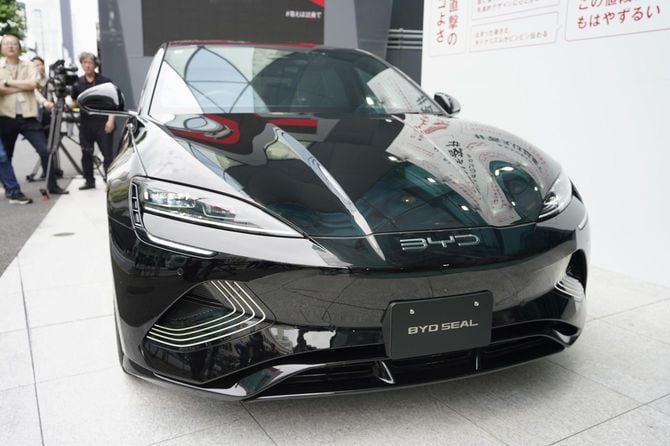 記者会見場の前に展示された比亜迪(BYD)のEV「シール」=2024年6月25日午前、東京都渋谷区