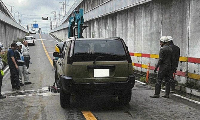 千葉柏市内のアンダーパスに放置された車両