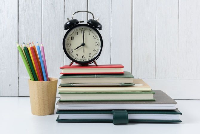 目覚まし時計と本