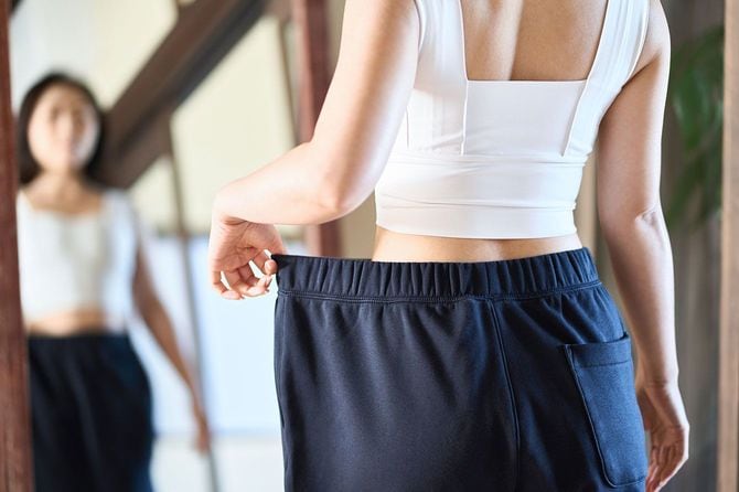 やせてパンツがブカブカになった女性