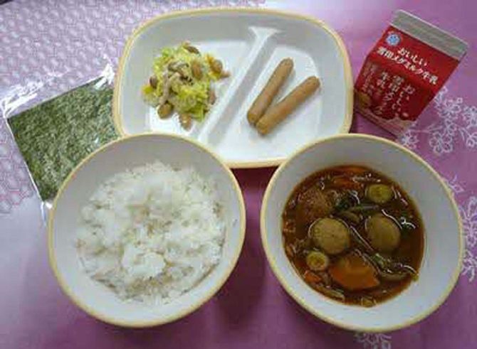 川西市の中学校給食の一例。この日は節分の行事食。酢飯、手巻きのり、ボイルウインナー、大豆マヨサラダ、いわし団子汁だった