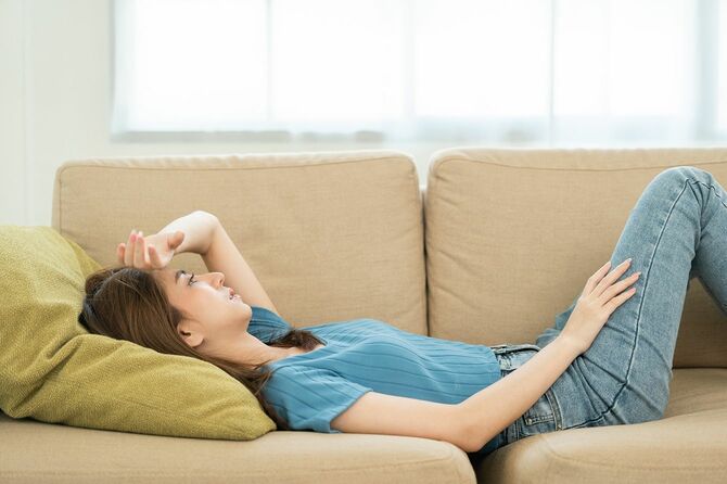 ソファに落ち込んでストレスを感じた女性