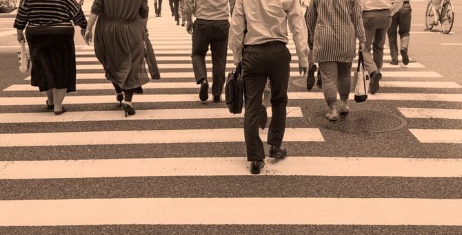 横断歩道を渡る人々
