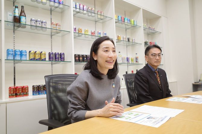 ピープル＆カルチャー本部の長政友美部長と上田俊二さん