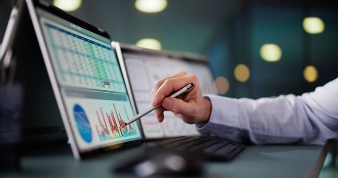 データアナリストがデータを分析中