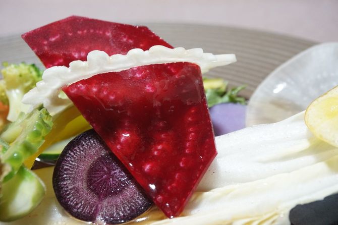 野菜をふんだんに使った葉菜の料理。KISEKI:で切った野菜の断面はみずみずしい
