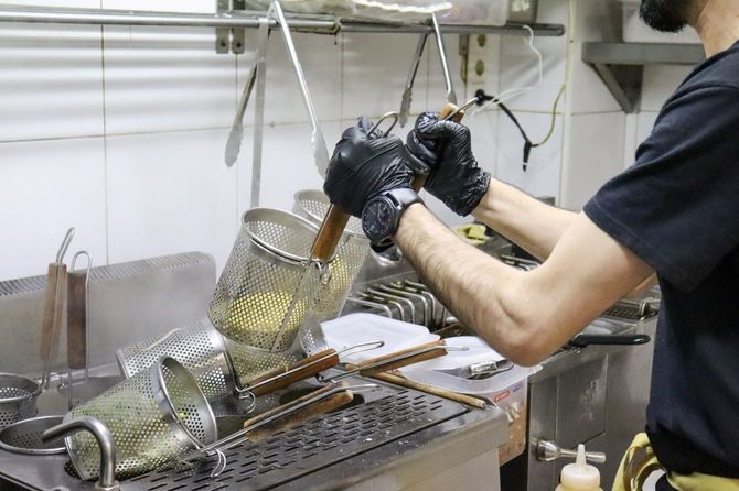 麵の湯切りをしている手元