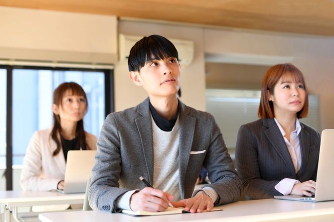 お話を聞く3人
