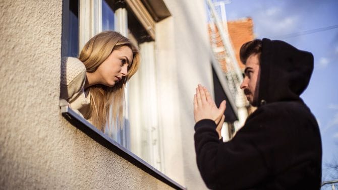 彼女に許しを請う男性