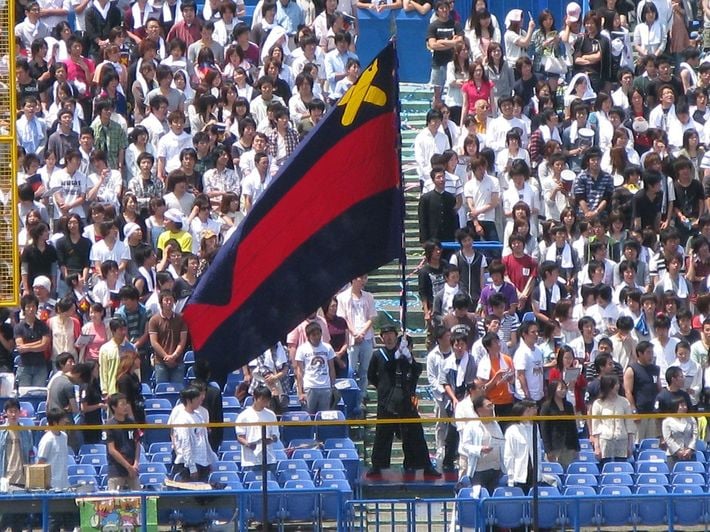 慶應義塾大学校旗（写真＝XIIIfromTOKYO／CC-BY-3.0／<a href="https://commons.wikimedia.org/wiki/File:Sokeisen_spring_2008_-_Keio_University_flag.JPG" target="_blank">Wikimedia Commons</a>）