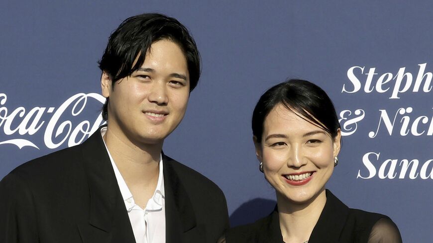 ドジャースタジアムで行われたチャリティーイベントに出席した米大リーグ、ドジャースの大谷翔平選手と妻真美子さん＝2024年5月、ロサンゼルス