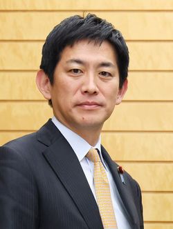 高市総理に提言を手渡す自民党の小林鷹之政調会長（2025年11月11日、首相官邸）