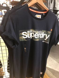 ロゴ入りTシャツ