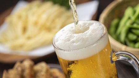 同じ1杯でも飲み方で差がつく お酒のダメージを残さないために必要な あるおつまみ 飲み始める前から食べたほうがいい President Online プレジデントオンライン