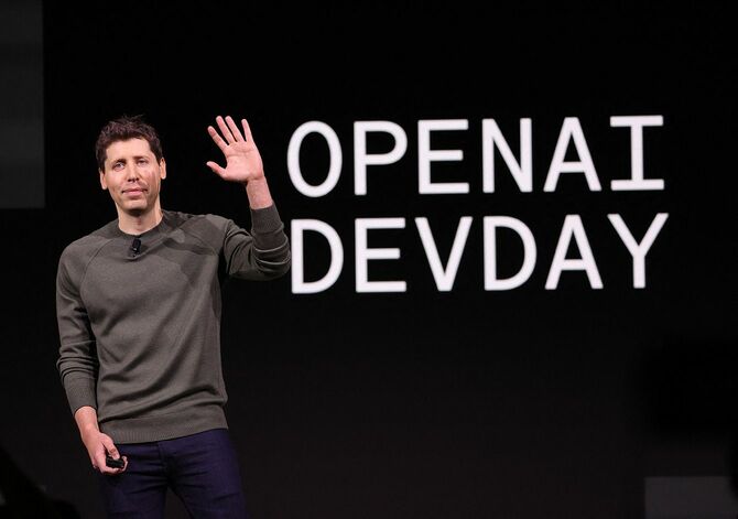 2023年11月6日、カリフォルニア州サンフランシスコで開催されたイベント「OpenAI DevDay」で講演するオープンAI CEOサム・アルトマン。