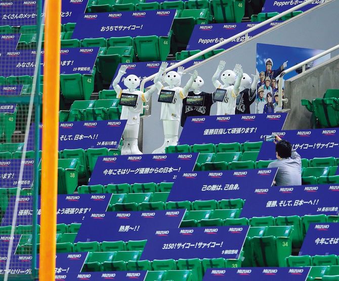 新型コロナ感染予防のため、無観客で開幕を迎えたプロ野球。福岡PayPayドームでは人型ロボットが応援を行った。