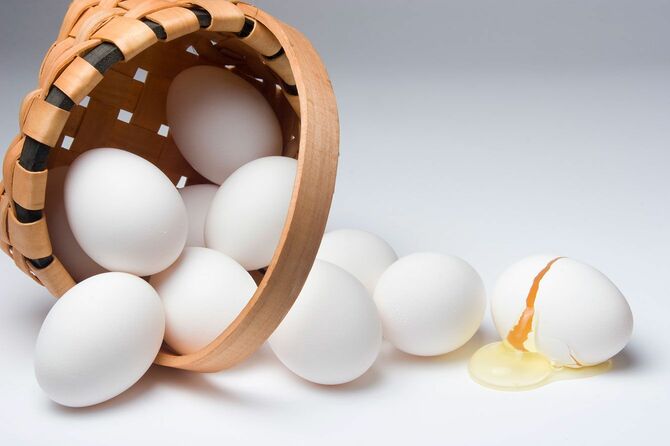卵の入ったかごがひっくり返って割れた卵