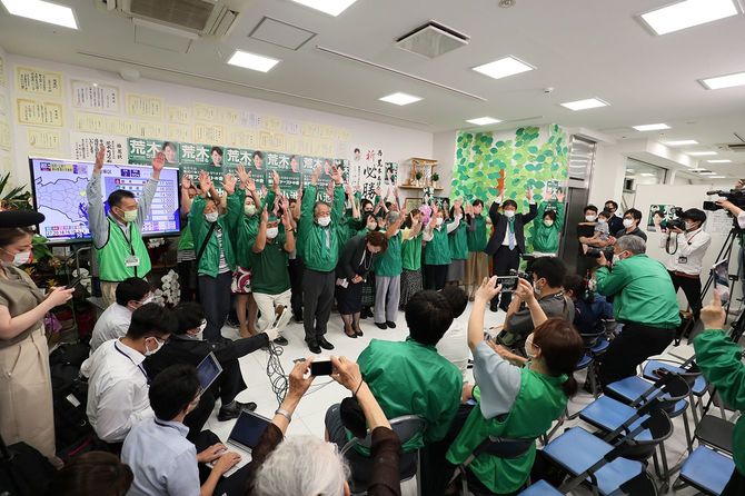 都議選で当選確実となり、万歳する東京都の地域政党「都民ファーストの会」の荒木千陽陣営