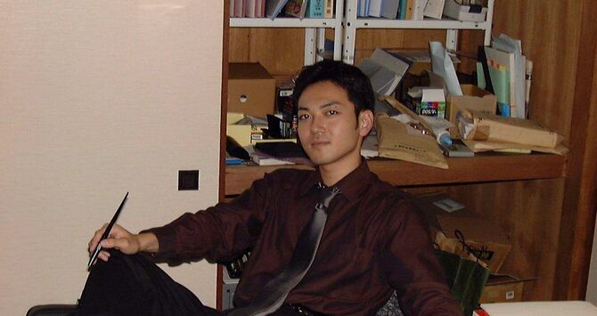 1995年、早稲田大を中退して1回目の起業。オフィスは格安マンションで、本棚は押入れだった