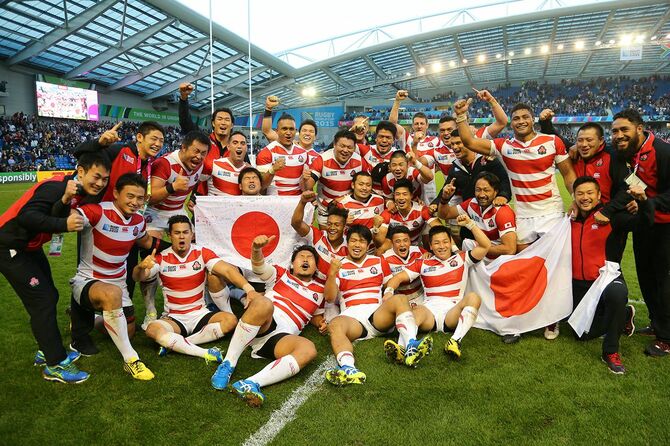 南アフリカから歴史的勝利を挙げ、試合終了後に撮影に応じる日本代表の選手たち＝2015年9月21日、イギリス・グロスター